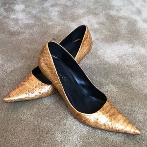 Kenneth Cole size 8.5 gold heels